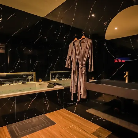 Golden - Elegance - Private Jacuzzi