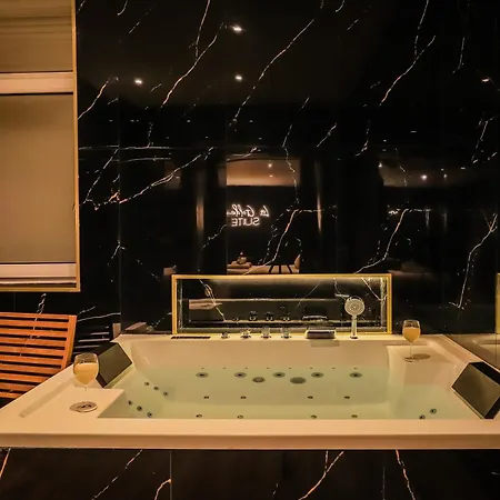 Golden - Elegance - Private Jacuzzi