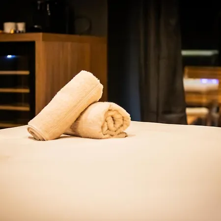 Golden - Elegance - Private Jacuzzi Apartamento Lens